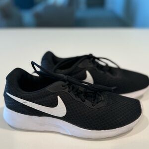 Nike Tanjun Athletic Shoes Woman’s Size 8 Black and White Casual Walking Shoe